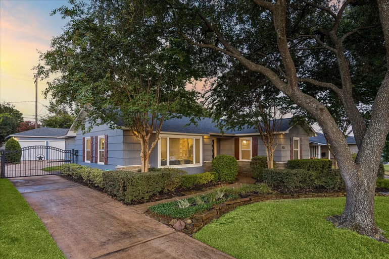 Photo 7 of 826 T C Jester Boulevard, Houston, TX