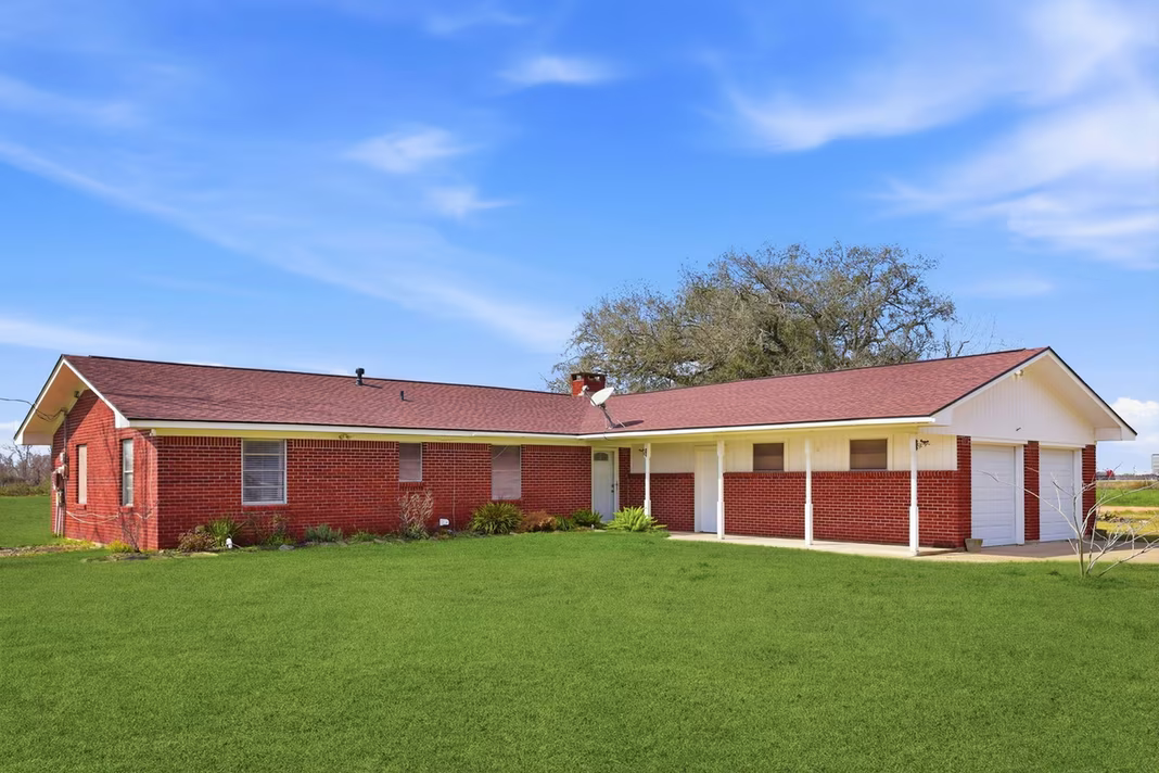 Photo 3 of 1839 W Henderson Rd, Angleton, TX