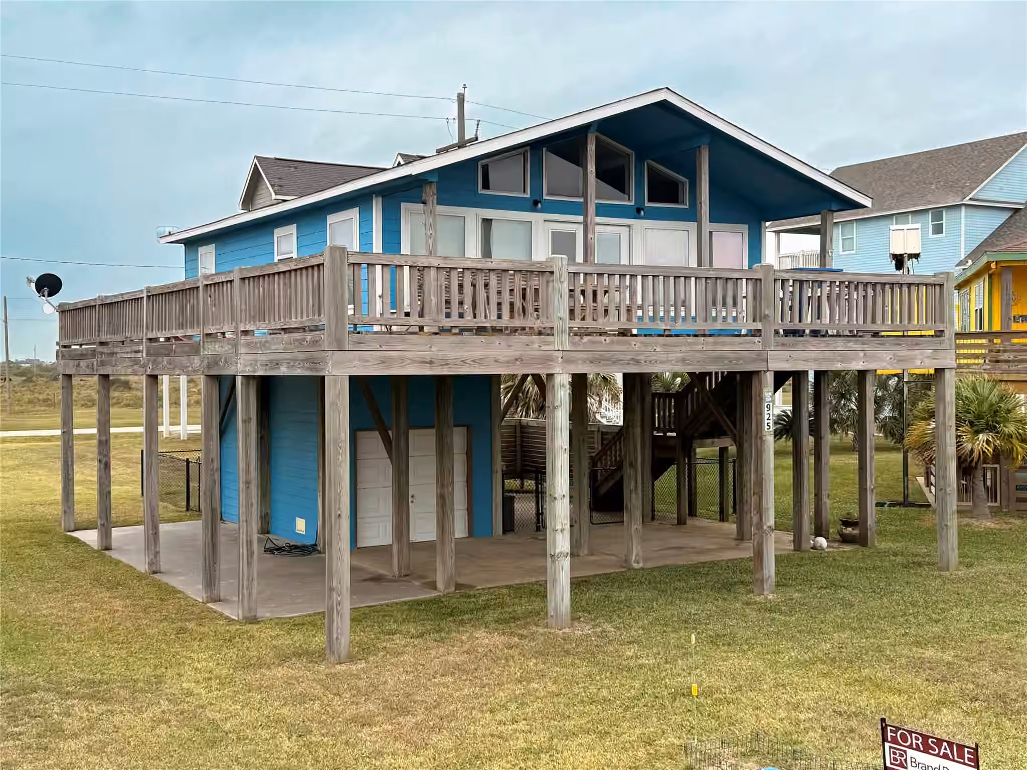 Photo 3 of 925 S Honeysuckle Drive, Crystal Beach, TX