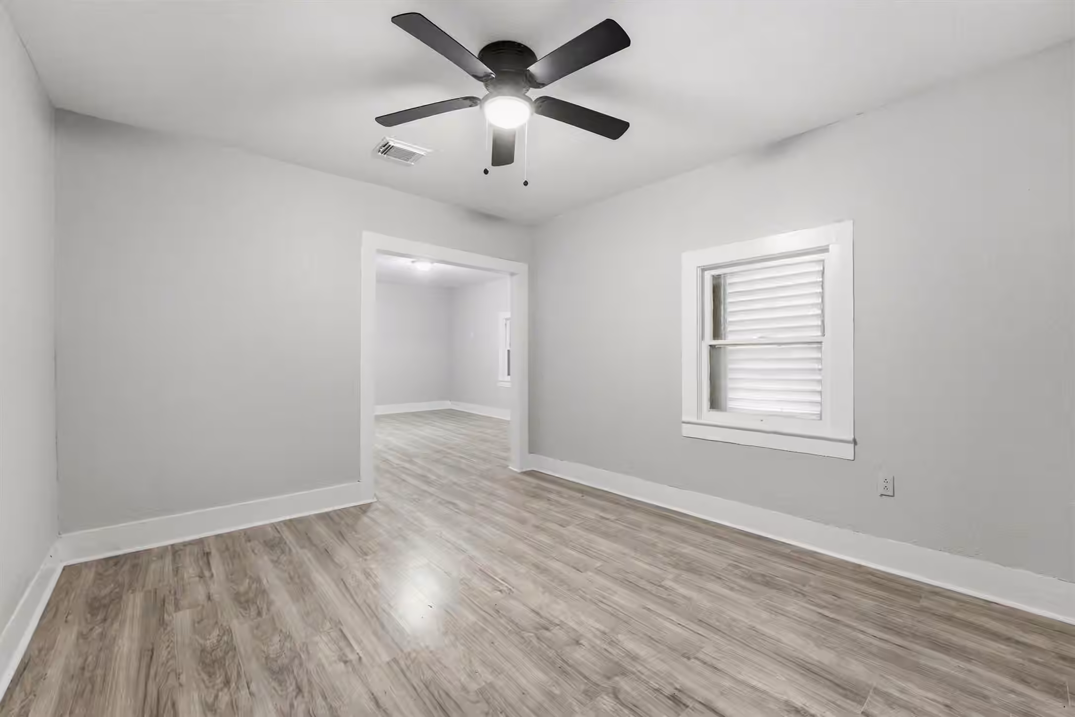 Photo 6 of 811 W Broad Street, Freeport, TX