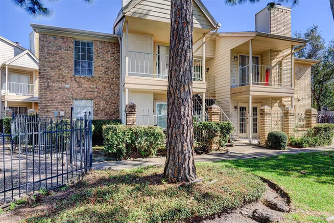 Photo 5 of 12550 Whittington Drive 203, Houston, TX