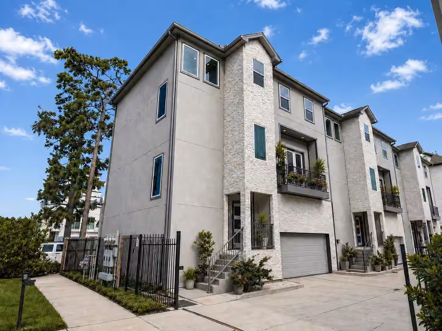 Photo 2 of 1565 W 22nd Street, Houston, TX