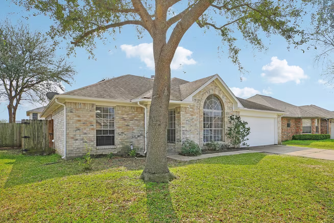 Photo 2 of 4718 Stone Bridge Street, Baytown, TX