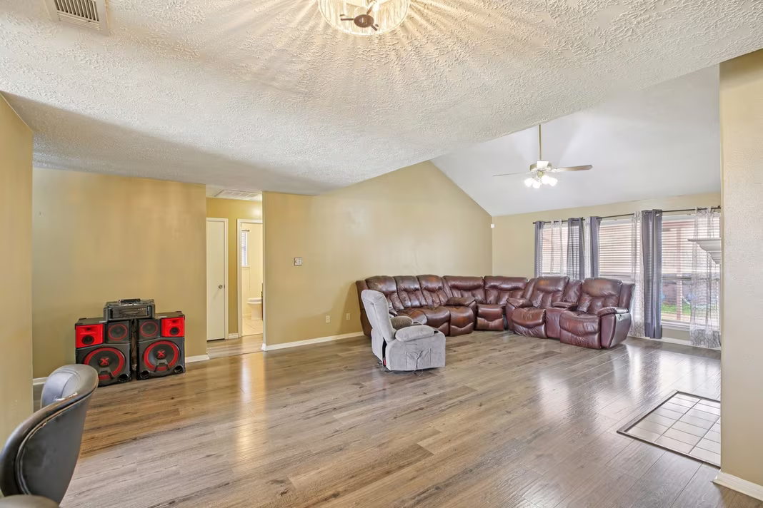 Photo 5 of 4718 Stone Bridge Street, Baytown, TX