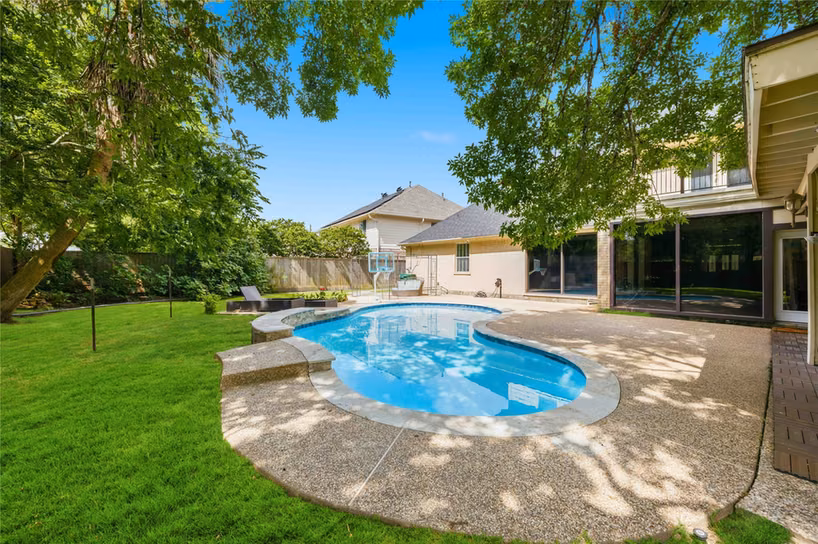 Photo 3 of 7610 Guinevere Drive, Sugar Land, TX