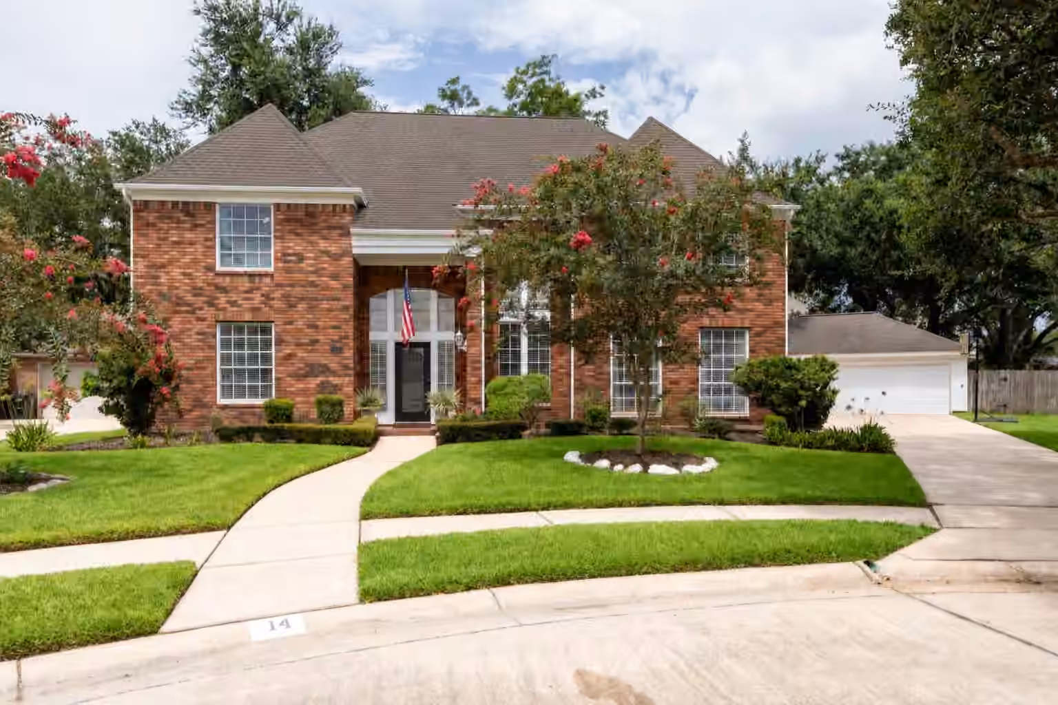 Photo 2 of 14 Sterling Court, Sugar Land, TX
