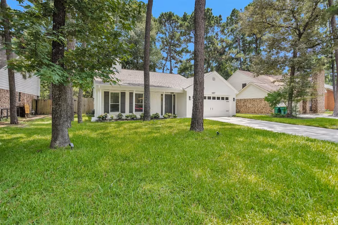 Photo 4 of 147 E Pathfinders Circle, The Woodlands, TX