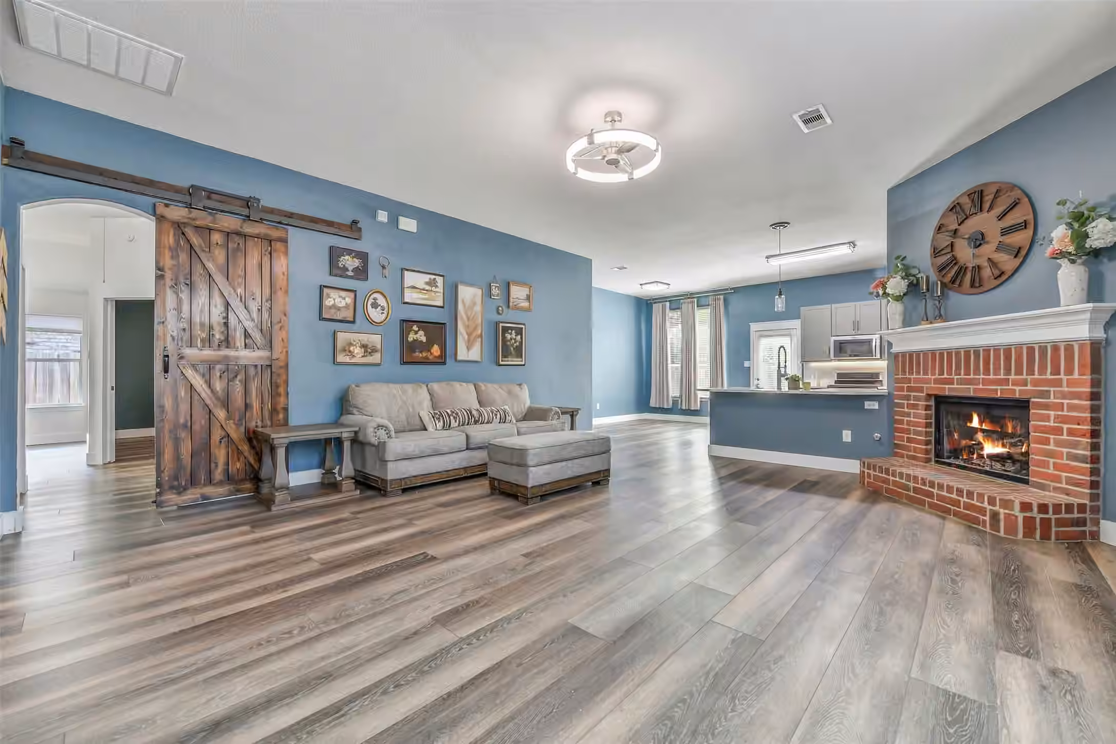 Photo 6 of 994 Jefferson Street, Alvin, TX