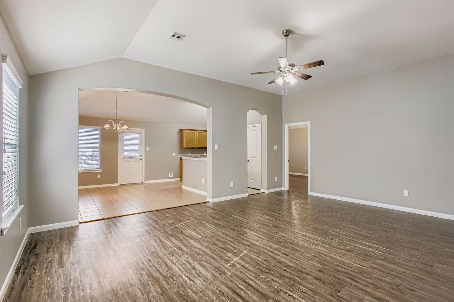 Photo 5 of 13560 Lake Breeze Lane, Willis, TX