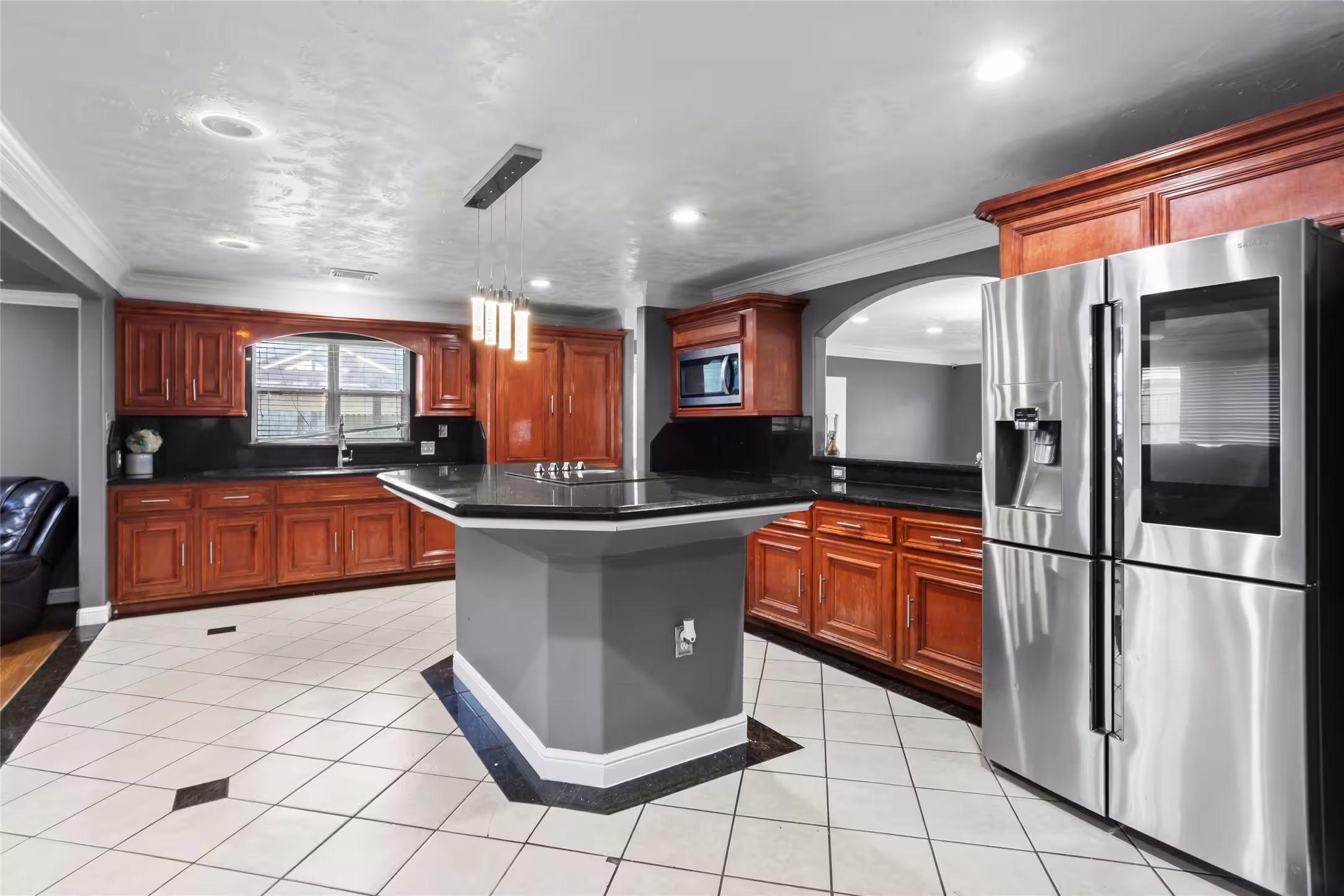 Photo 7 of 8406 Glen Valley Drive, Houston, TX