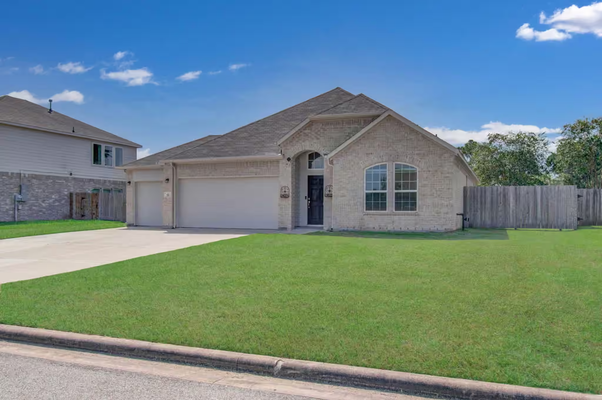 Photo 2 of 537 Green Meadows Drive, West Columbia, TX
