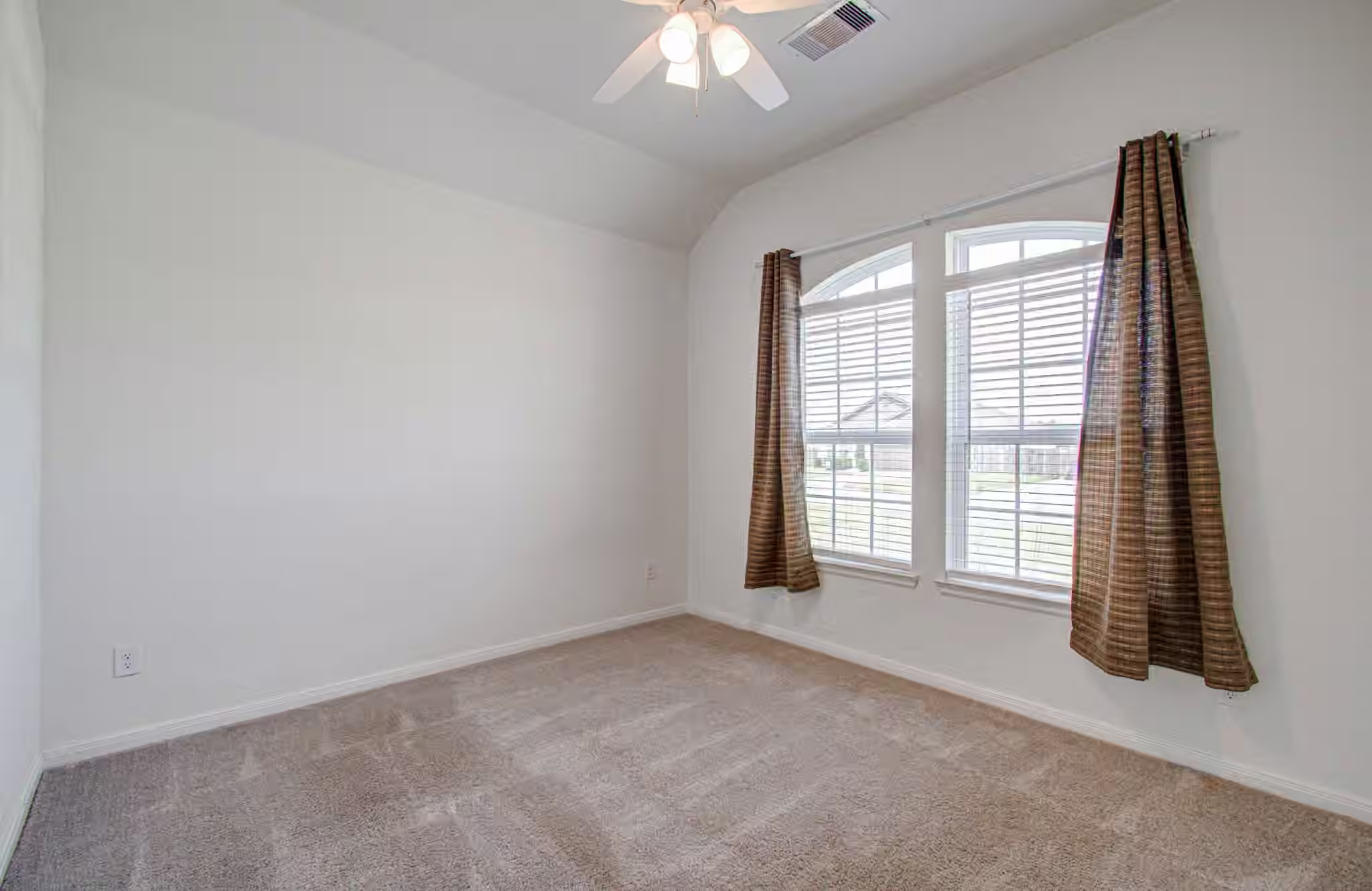 Photo 5 of 537 Green Meadows Drive, West Columbia, TX