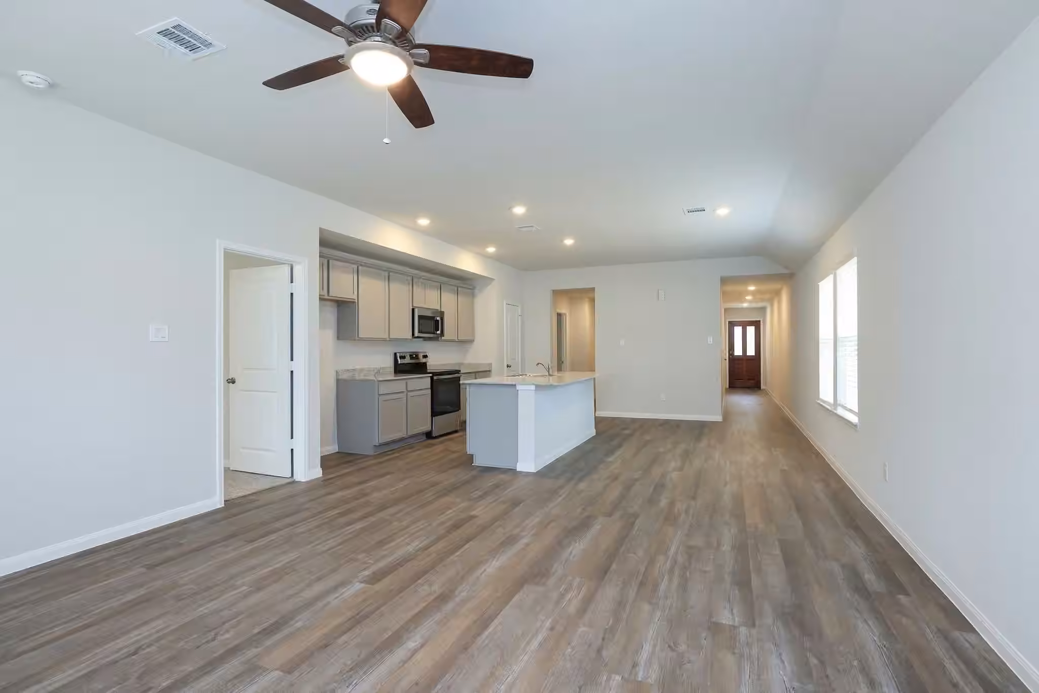 Photo 5 of 26439 Lakeshore Drive, Hempstead, TX