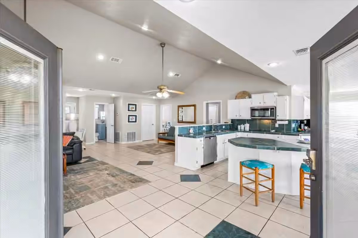 Photo 4 of 970 Gulfview Drive, Crystal Beach, TX