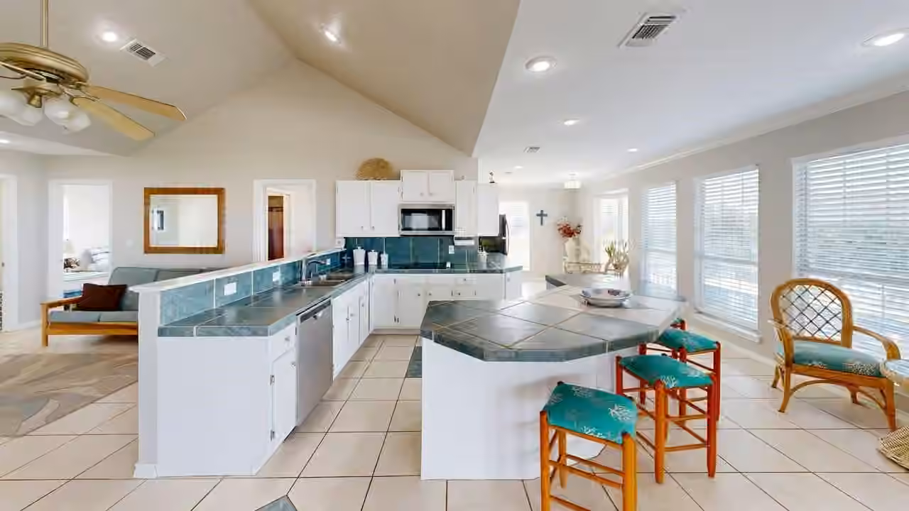 Photo 6 of 970 Gulfview Drive, Crystal Beach, TX