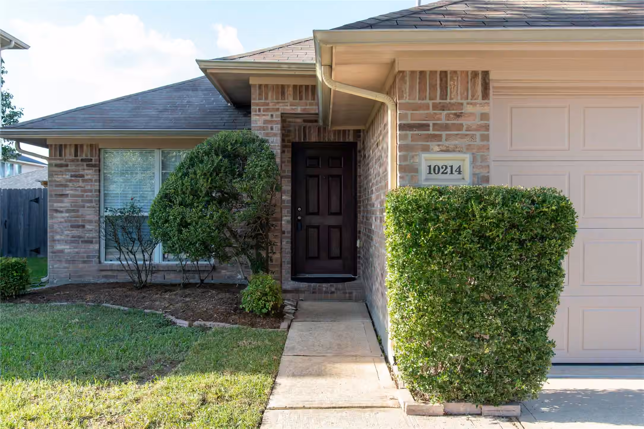Photo 2 of 10214 Mills Run Drive, Houston, TX