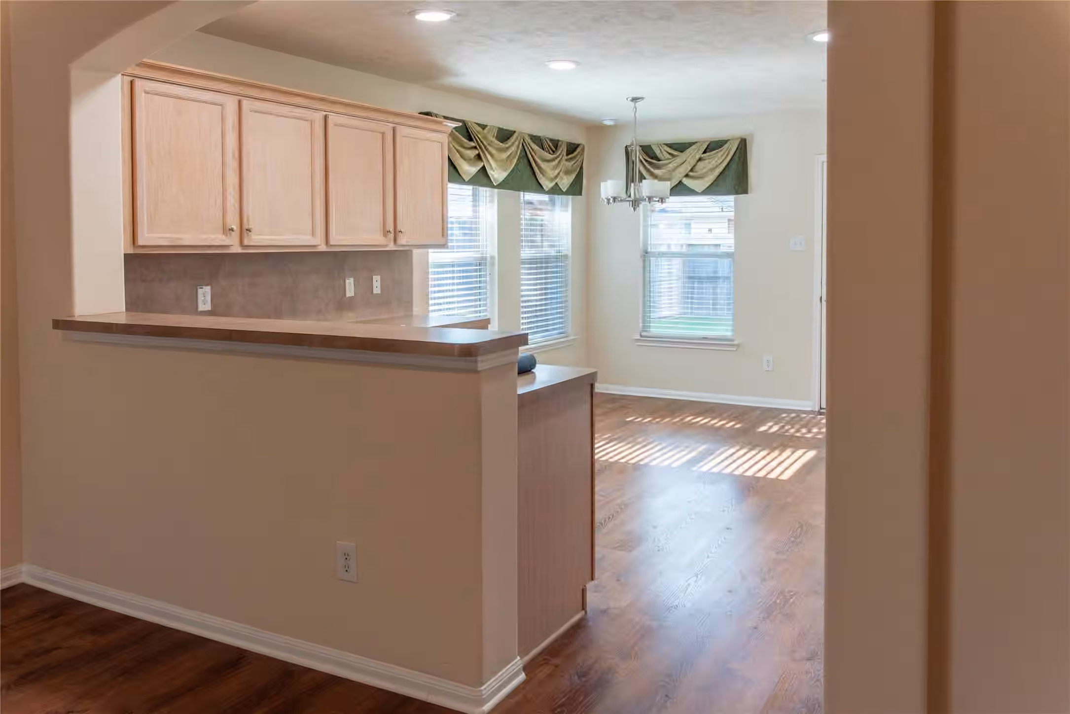 Photo 6 of 10214 Mills Run Drive, Houston, TX