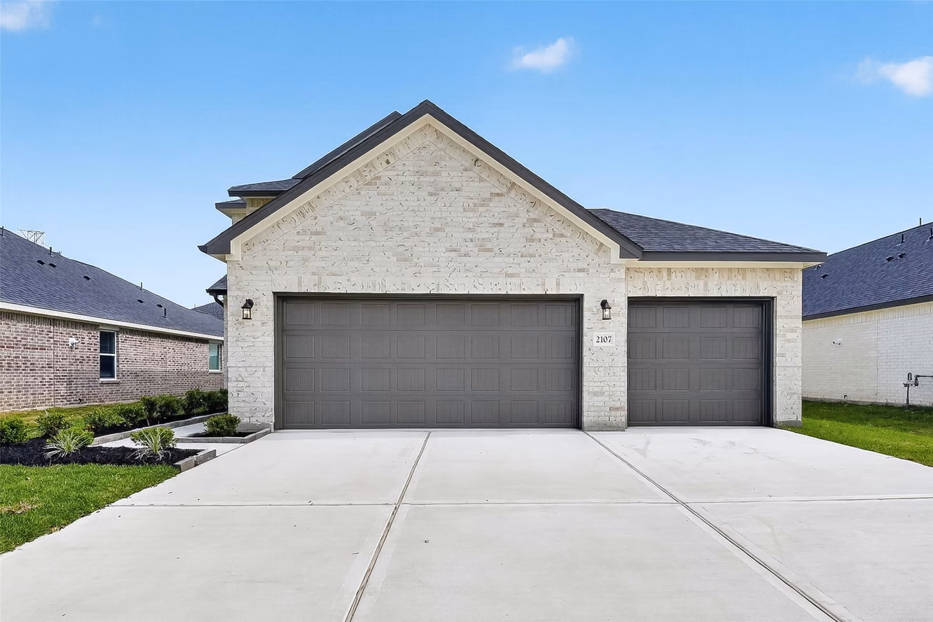 Photo 2 of 2107 Spring Hollow Drive, Baytown, TX