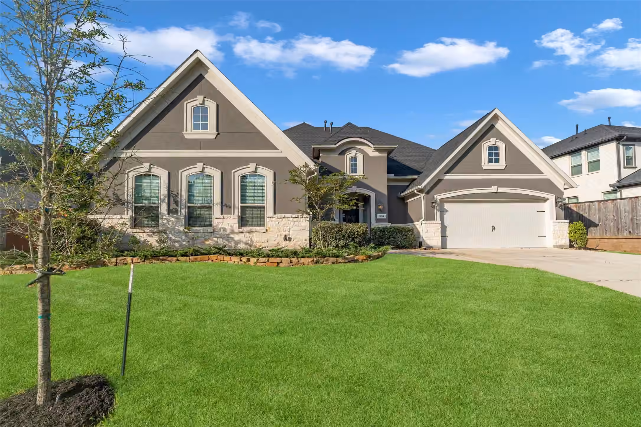 Photo 2 of 1014 Lakemont Bend Lane, Pinehurst, TX