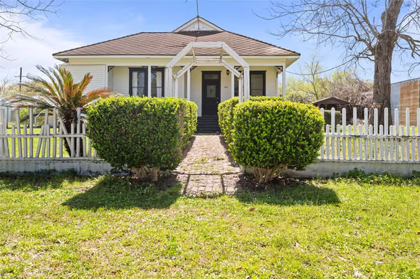 Photo of 608 Miller Street, Anahuac, TX