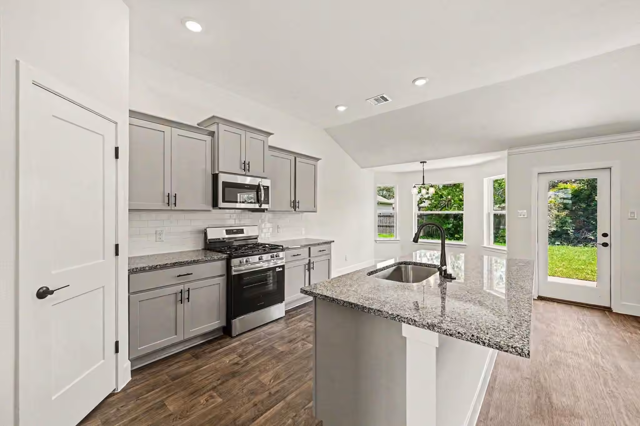 Photo 6 of 9 Keystone Court, Angleton, TX
