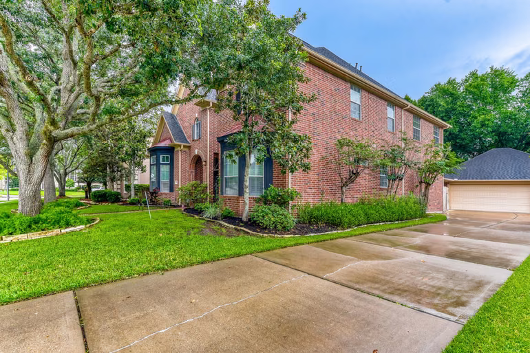 Photo 2 of 2610 W Bainbridge Circle, Pearland, TX