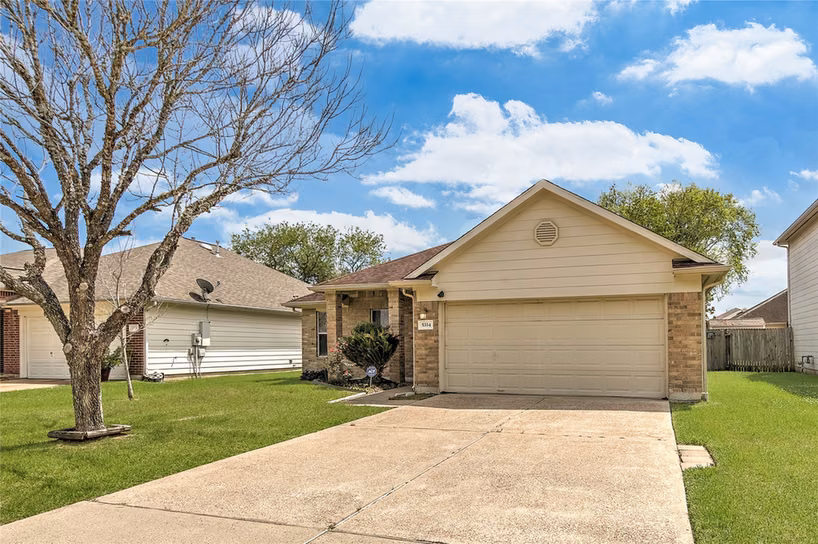 Photo 2 of 5334 Cinnamon Lake Drive Drive, Baytown, TX