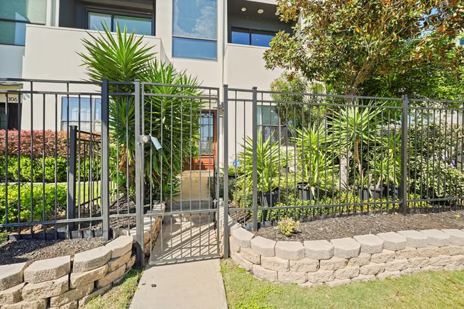 Photo 2 of 1304 W Dallas Street, Houston, TX