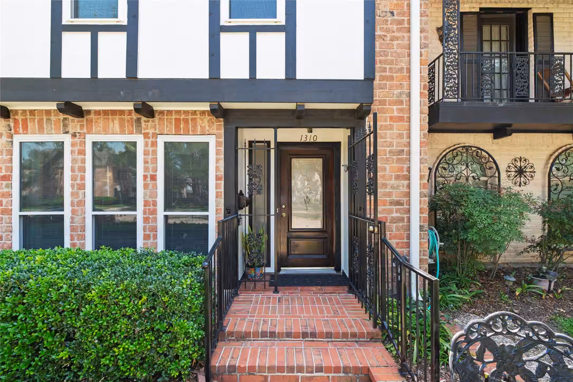 Photo 2 of 1310 Country Place Drive, Houston, TX