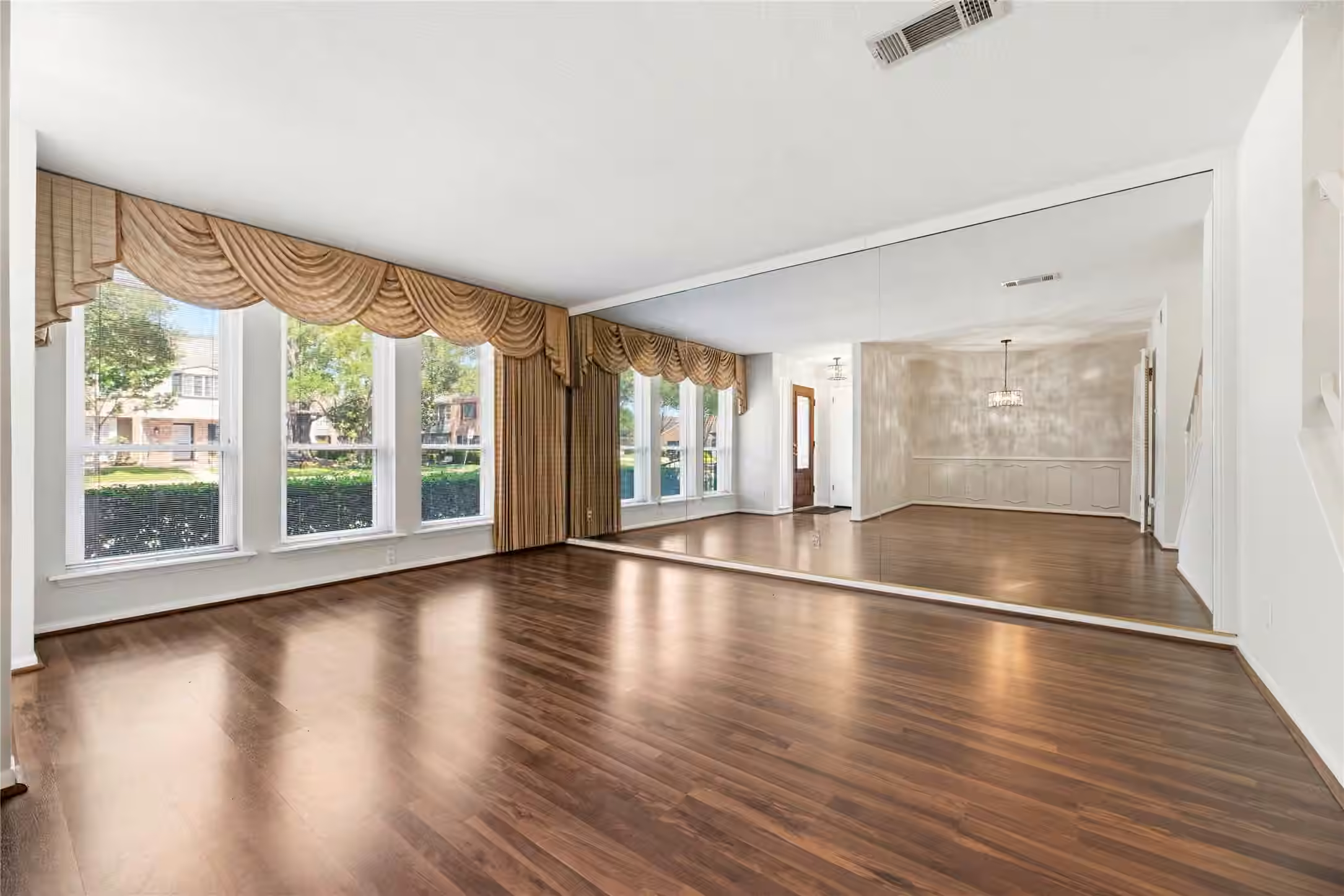 Photo 6 of 1310 Country Place Drive, Houston, TX