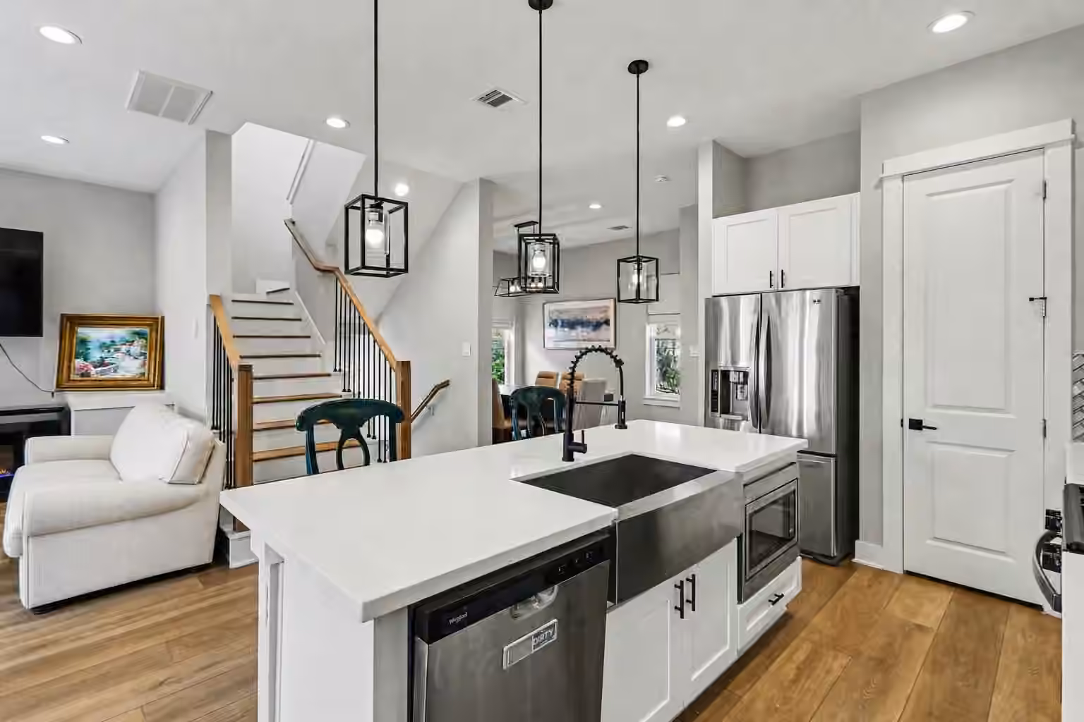 Photo 5 of 825 Woodcrest Drive, Houston, TX