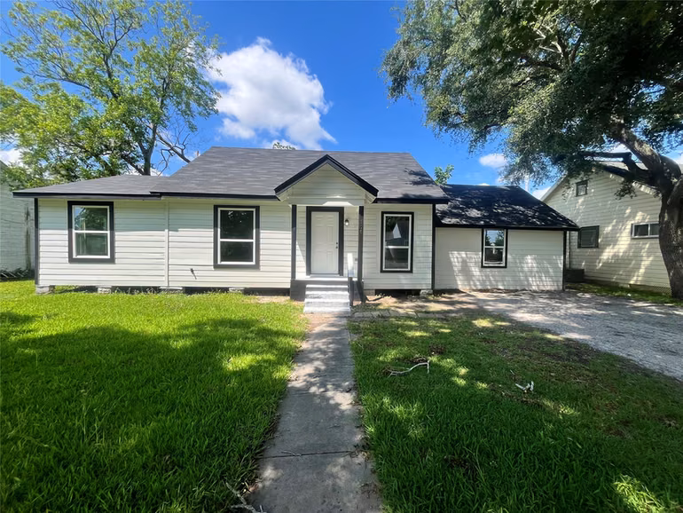 Photo of 306 S Virginia Street, La Porte, TX 77571