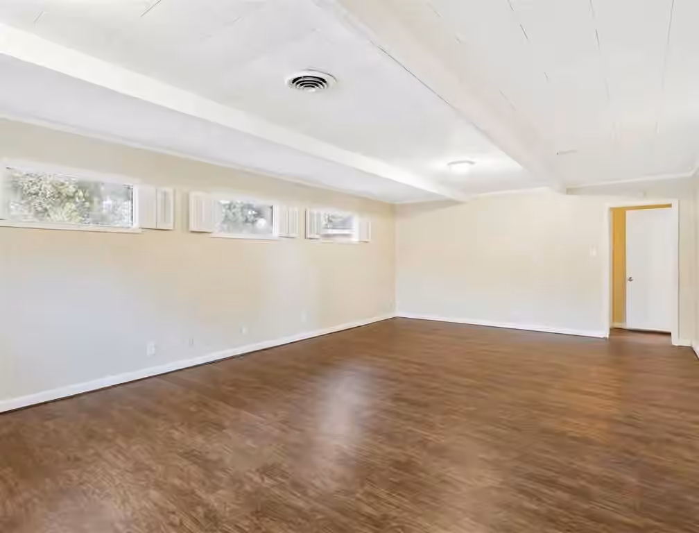 Photo 5 of 1000 S Shepherd Drive, Baytown, TX