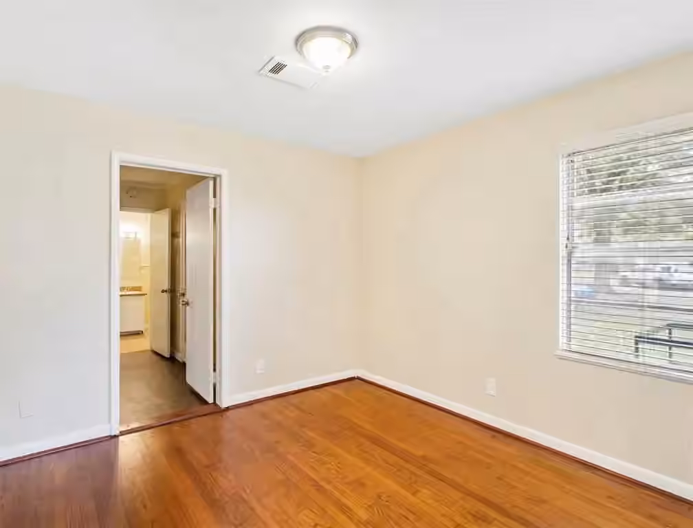 Photo 7 of 1000 S Shepherd Drive, Baytown, TX