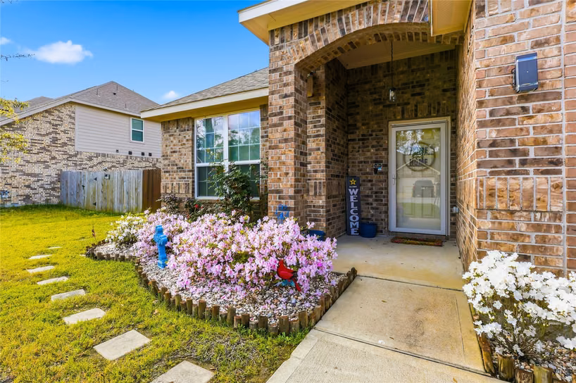 Photo 4 of 658 W Linnwood Drive, New Caney, TX