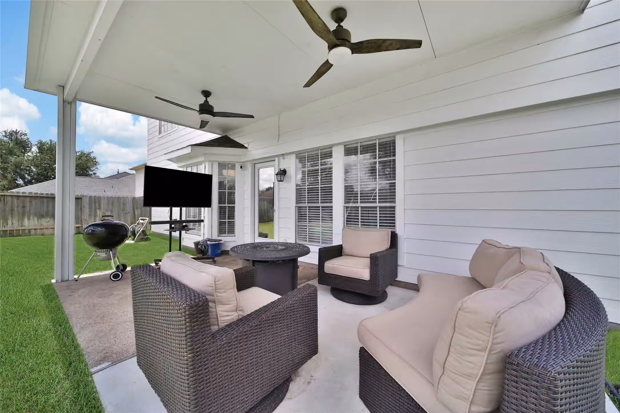 Photo 5 of 3207 Leila Oaks Drive, Houston, TX