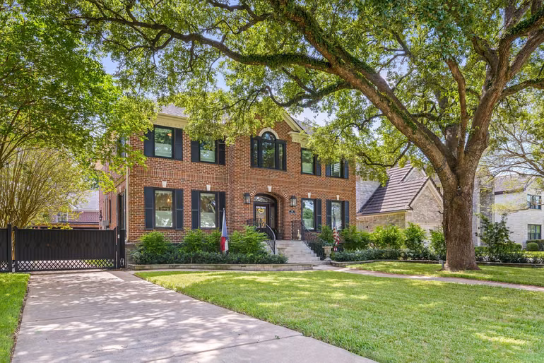 Photo 2 of 706 Mulberry Lane, Bellaire, TX