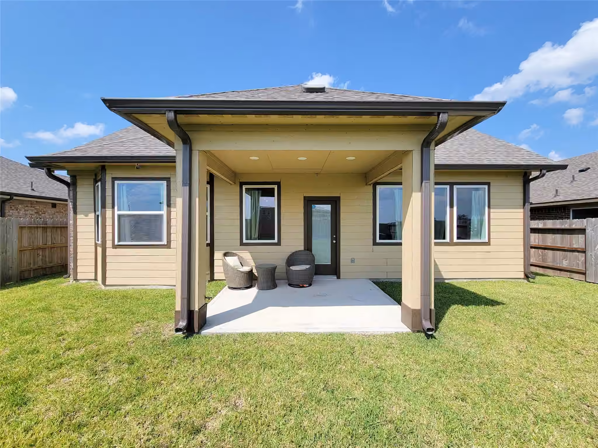 Photo 2 of 10843 Bodie Hills Drive, Rosharon, TX
