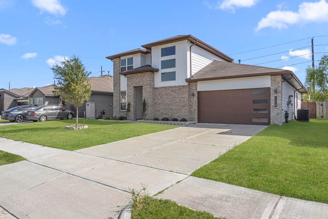 Photo 3 of 7018 Whispering Leaf Street, Rosenberg, TX