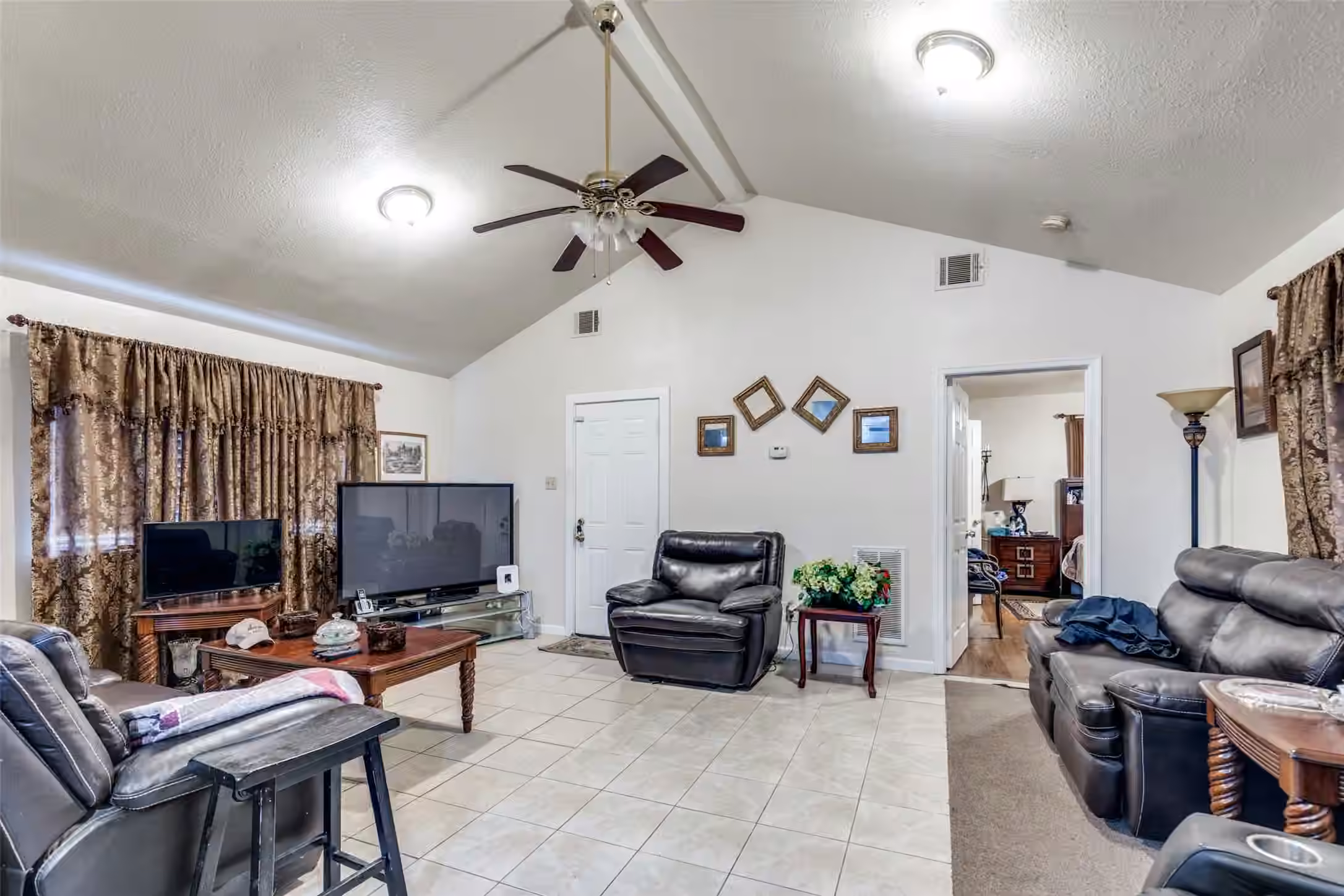 Photo 2 of 9101 Homewood Lane NE, Houston, TX