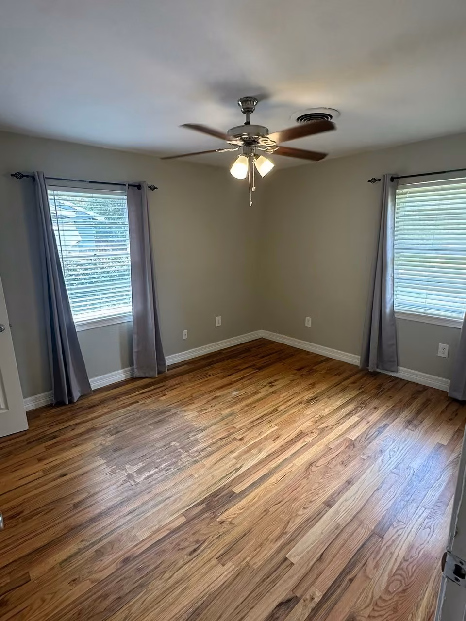 Photo 5 of 206 Mclemore Drive, Alvin, TX
