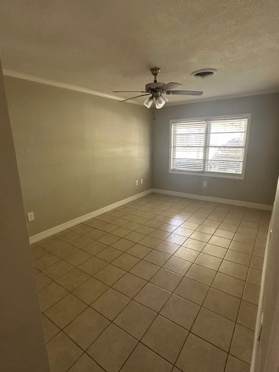 Photo 6 of 206 Mclemore Drive, Alvin, TX