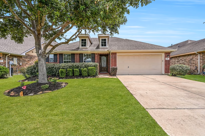 Photo of 318 Lake Line Drive, Alvin, TX