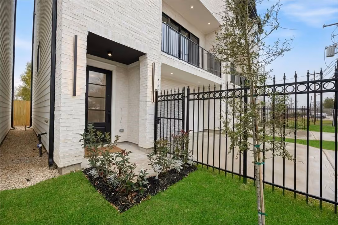 Photo 3 of 6332 Sidney Street, Houston, TX