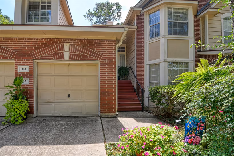 Photo 2 of 109 Avonlea, The Woodlands, TX