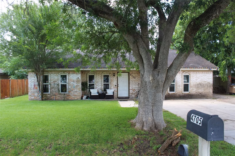 Photo of 4705 30th Street E, Dickinson, TX 77539