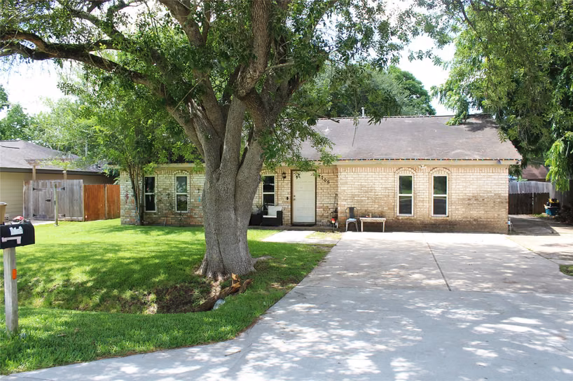 Photo 2 of 4705 30th Street E, Dickinson, TX