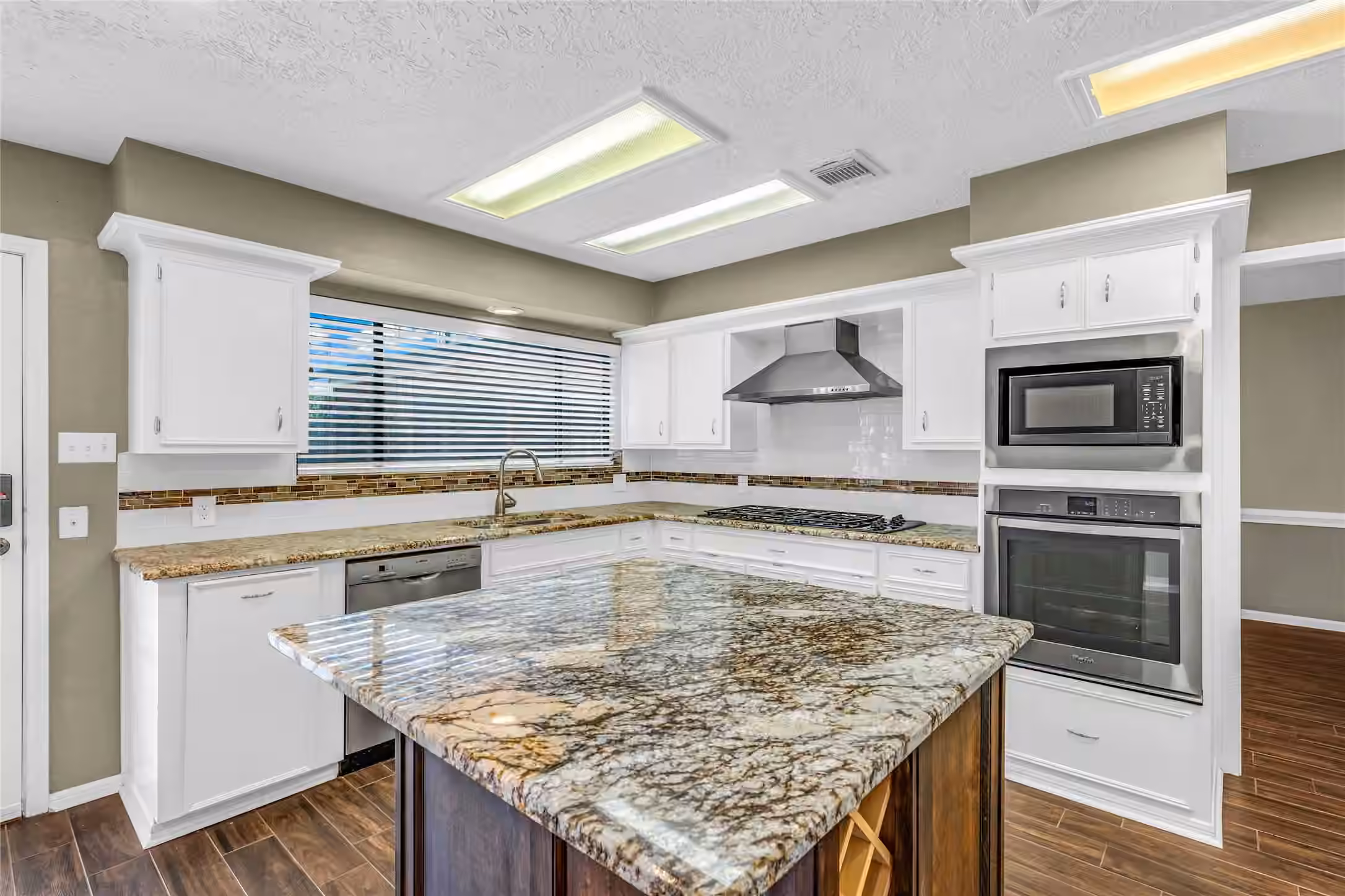 Photo 4 of 2202 Erin Glen Court, Deer Park, TX