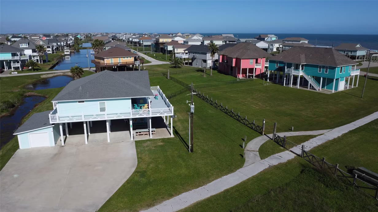 Photo of 926 Surfside Drive, Crystal Beach, TX