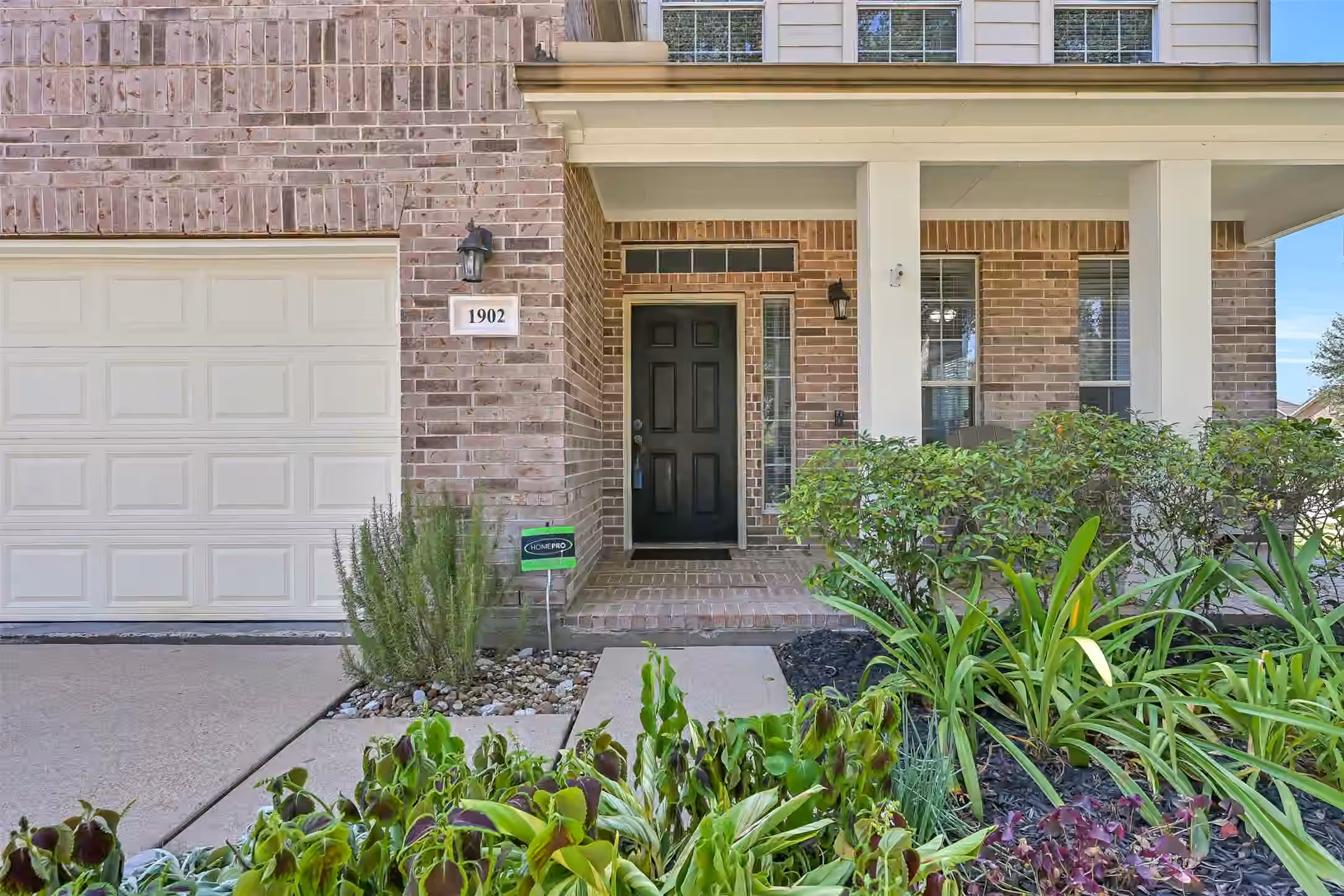 Photo 3 of 1902 Highland Point Court, Pearland, TX